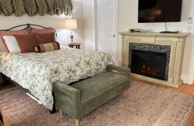 Beautifully furnished Queen Bedroom en-suite, at the Inn at Starlight Lodge