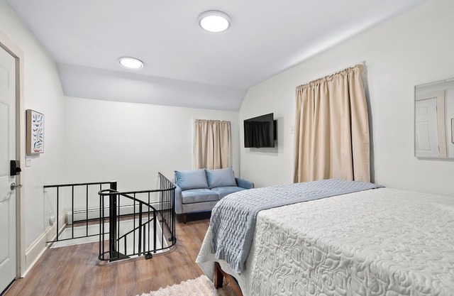 Unique 2-Story Studio Apartment - Walk To Downtown