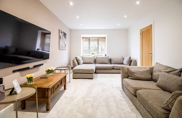 Beautiful & Cosy Home | Driveway | Close to M1