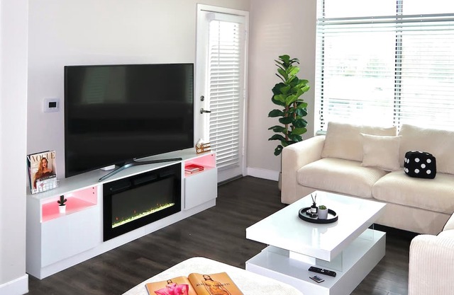 2 Bedrooms Lakeview Loft. Walk to Mill Ave & ASU.