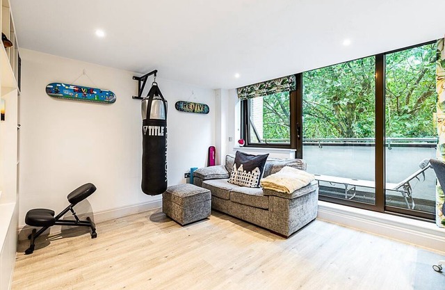 ​Chiswick Studio Retreat with Private Balcony