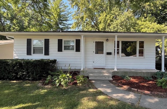 Welcome to the Central Hearth! Charming 3 bd 2 bath. Centrally located Sleeps 8!