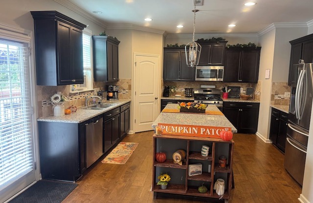 Stylish 4 BR Oasis With Pool Close To Downtown Fun