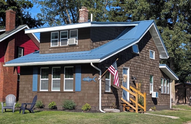 Charming Relaxing Cottage, 2 minutes from Lake Shore Park Beach and Fishing