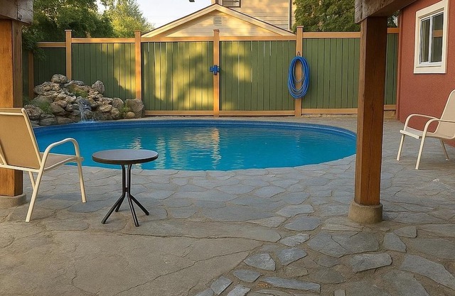 Melrose Place Poolside Hideaway Basement Suite Sleeps 6+