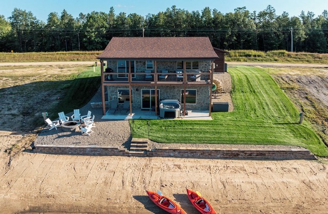 Stone Cottage - Lakefront/Beach/Arcade/HotTub/MassageChair/2 Kings/Near WI Dells