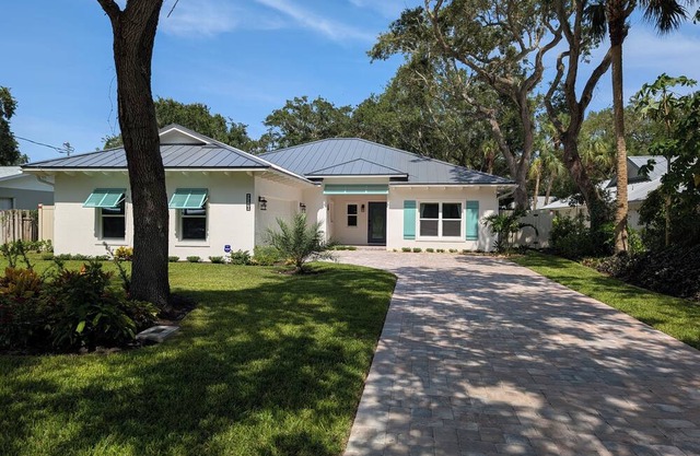 3BR/2BA, Heated Pool - Walk to Beach