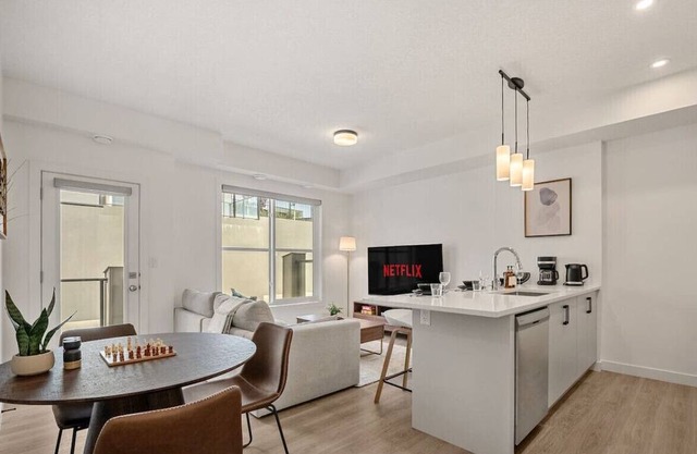 Executive Suite with King Bed » Garage » AC » Free Banff Pass » 65"