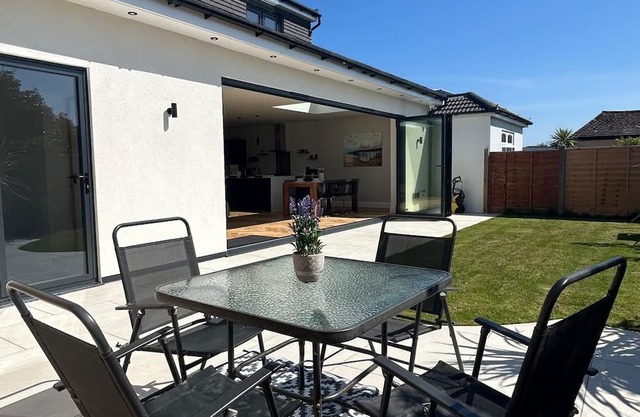 Large house close to the beach and shops sleeps 10