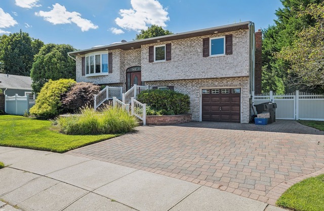 Relax in Style: Heated Pool, Golf Area, Gym & 2 Offices at Luxury Home