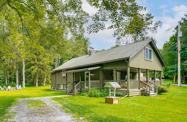 Private Cottage Close to Shopping, Skiing, Swimming, Hiking, Biking and Dining.