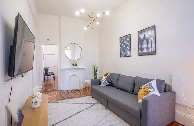 Spacious 3 Bd 2 Ba w/Bonus Room, Laundry in Central Hayes Valley, Pet Friendly
