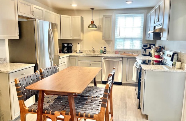 Bright Cozy Condo - 9 Minute Walk To Carroll Creek
