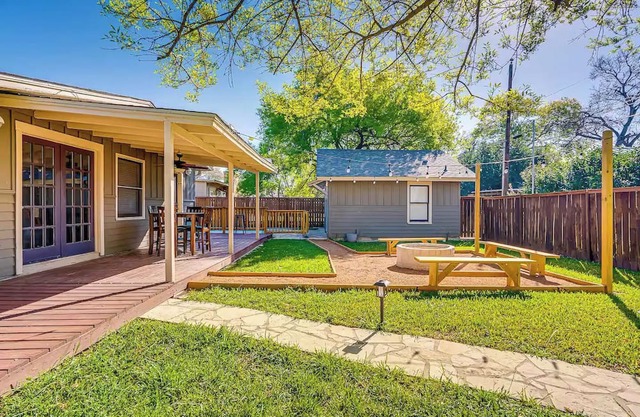 Enchanting 4-bedroom house with Pool, Theater, Firepit and Games. Pet Friendly.