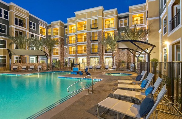 3BR/3BA Condo w/Pool & Free Parking in MDR!