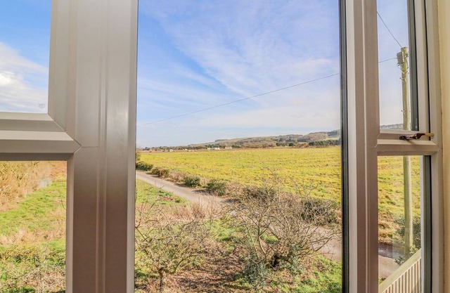 WEST COTTAGE, pet friendly, with a garden in Rillington