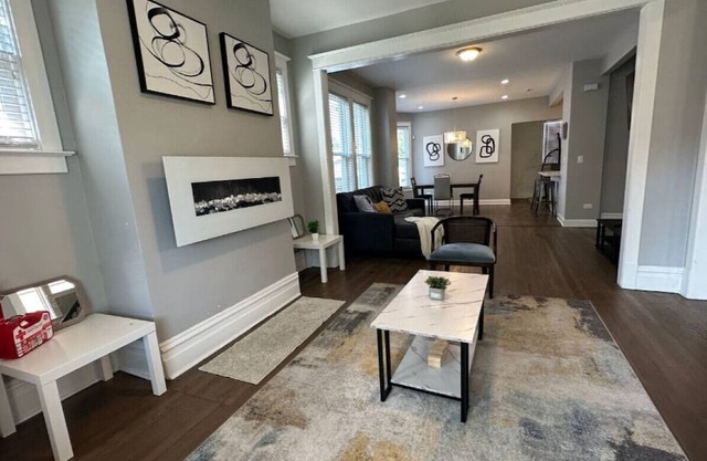 Walk to the Lake! Grill, Fireplace, Sleeps 12