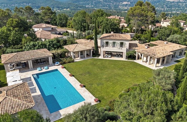 Villa 500m2 - Private estate - 15 guests - Swimming pool/Tennis/Fitness/Golf