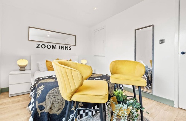 Chic, Spacious Townhouse with Parking &Garden