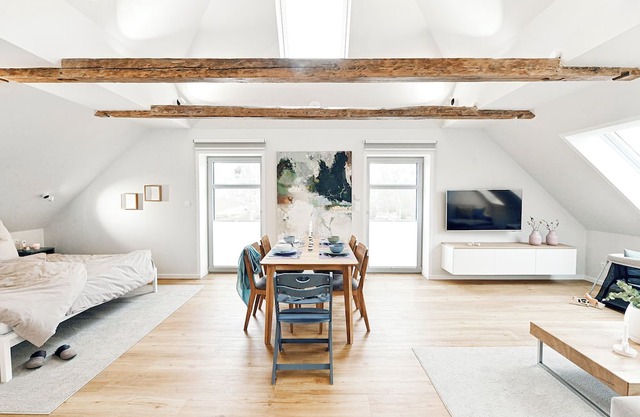 Achterdörn Twee – Bright Loft with a View