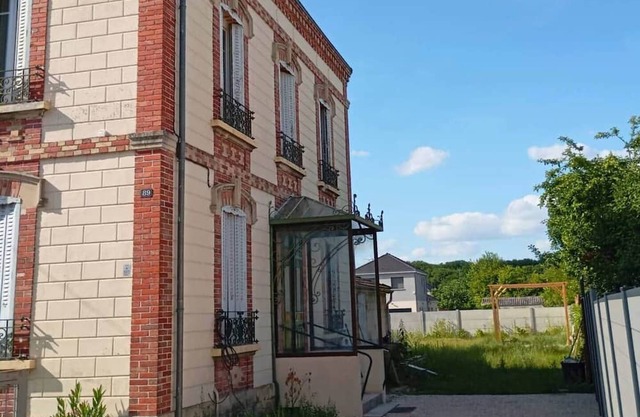 Fully equipped house near train station and town center