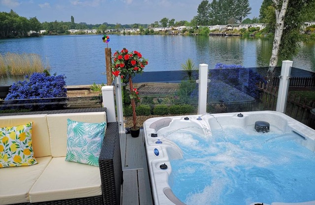 Meridian Tattershall Lakes Escape - Lakeside lodge with a fishing peg & HOT TUB