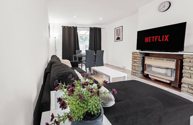 3bed House Abbey wood/Sleeps 8/Elizabeth Line/Free parking/pet friendly