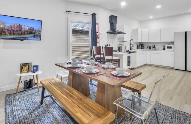 Sleek & Modern Full House Dtwn