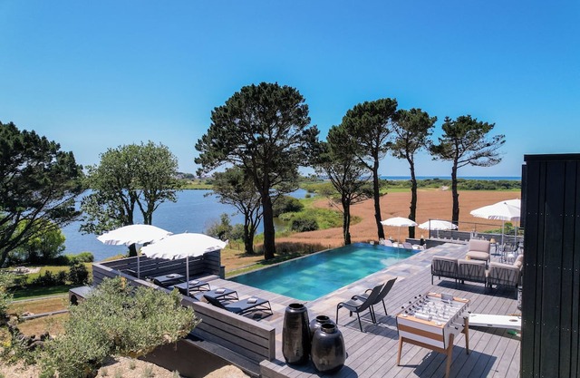 Exceptional villa with swimming pool and breathtaking view of pond and ocean