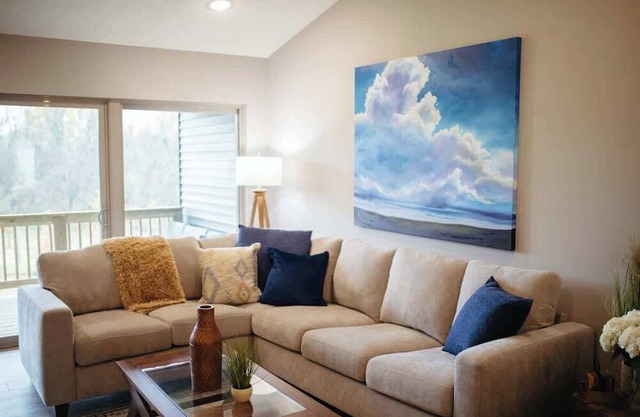 West Omaha Townhouse with GYM, Shopping, King Bed