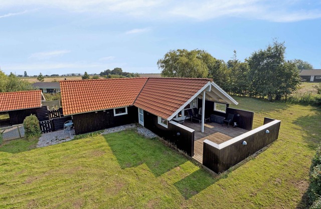 Cozy cottage near beach with fenced garden