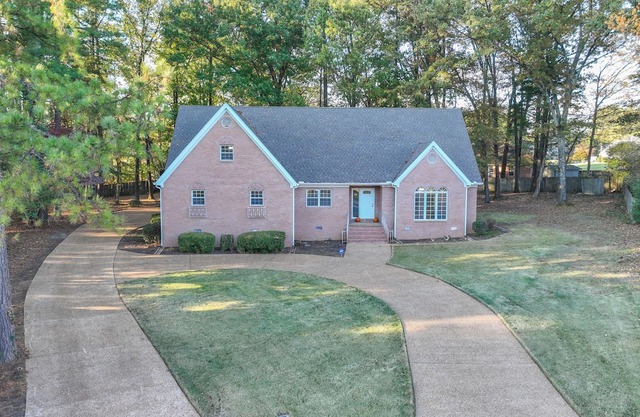 Spacious 5-bedroom house in charming Jackson with AC