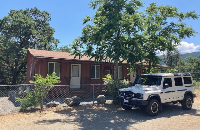 Historic 2-Bedroom Gold Miners Cabin on Trinity River, with Wi-Fi & A/c.