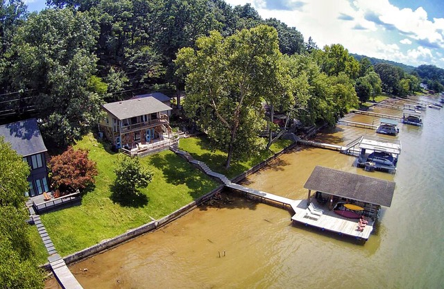Two kitchens, Boathouse, Firepit, Bunks, Kayaks