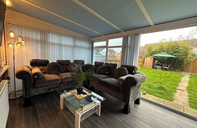 4 Bedroom Seaside House in Clacton-on-Sea Sleeps 8