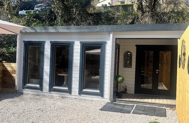SEA LA VIE, pet friendly, with hot tub in Perranporth