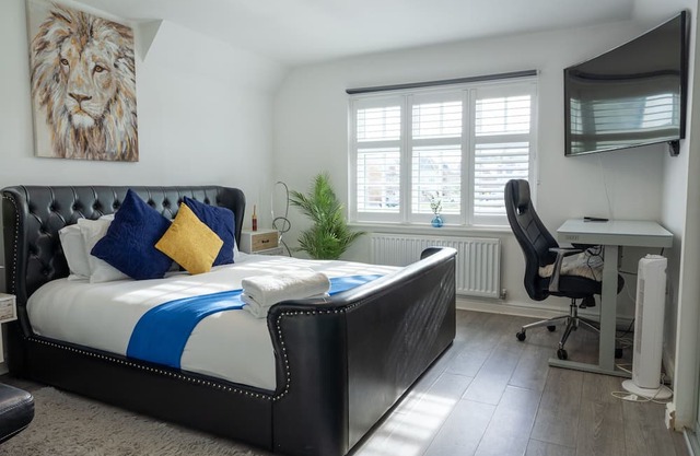 Luxury Langdon Hill Retreat | Jacuzzi Hot Tub| Gym Equipment | Basildon