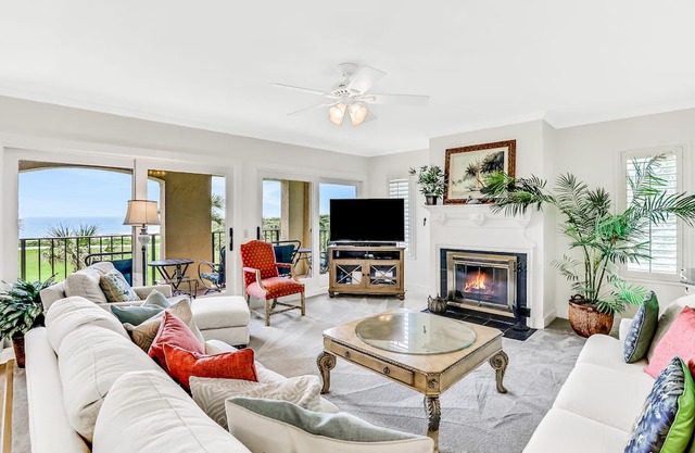 Lovely Amelia Island Condo with pool, W/D & central AC