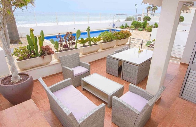 Waterfront apartment Sea Swimming pool Air conditioning