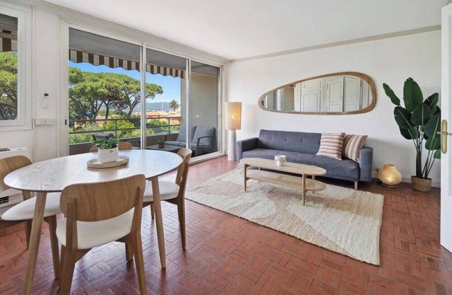 Apt 2BR/4P-Balcony Saint-Tropez