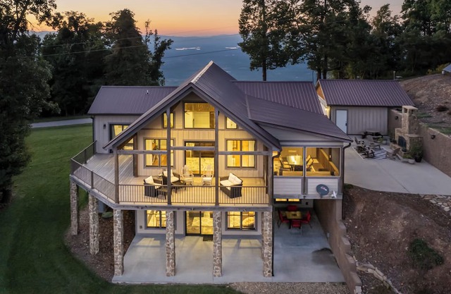Mountain Vida Vibes is a stunner and only 5 min away from Hidden Hill Venue!