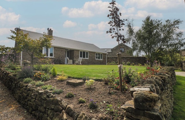 WIGLEY FARM HOUSE COTTAGE, pet friendly, with hot tub in Chesterfield