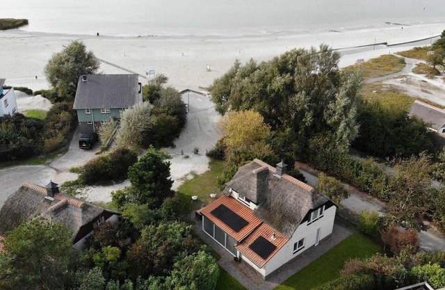 Luxury Dune Villa Deluxe XL for 6 persons with a private sauna and whirlpool, situated at Beach Resort Makkum on the IJsselmeer.