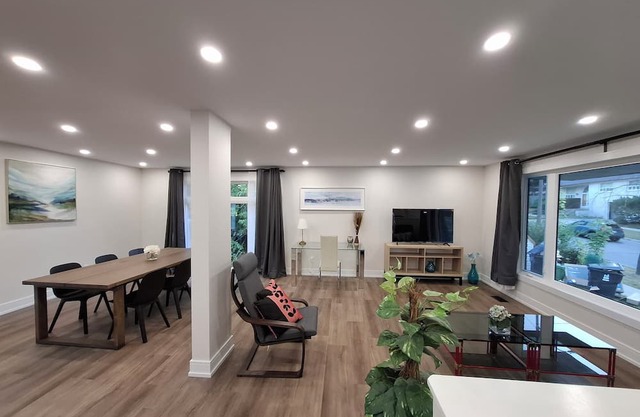 Modern Spacious 6-Bedroom Retreat