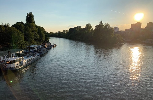 Houseboat on the Thames in London next to Kew Gardens