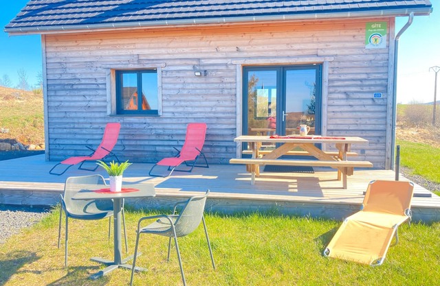 Chalet 'Artense Lodge' with Mountain View, Wi-Fi and Air Conditioning