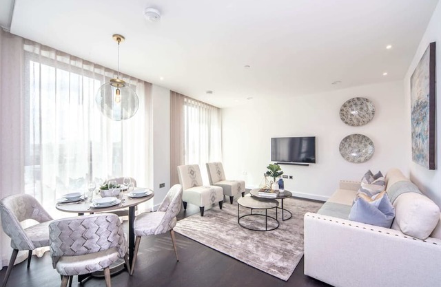 Fifth floor Modern flat with balcony