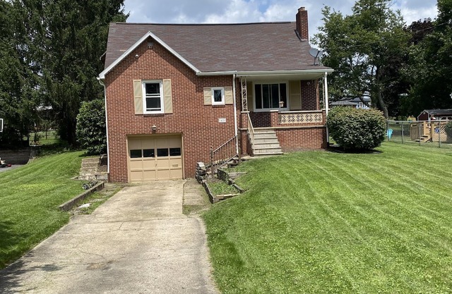 Whole home in quiet, safe neighborhood minutes from Johnstown