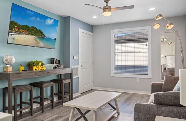 2BD Unique HTX: Fast Wi-Fi, Free Parking, Full Gym