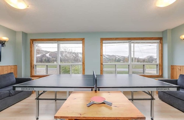 Glacial Getaway at The Blue Mountains with Hot Tub, Sauna, BBQ & Large Backyard - Sleeps 18